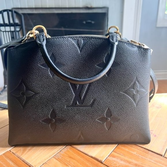 Louis Vuitton - Picture 2 of 7